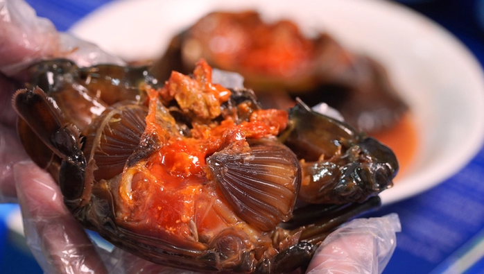 Gạch cua biển Cà Mau ngâm nước mắm nhĩ có màu đỏ bắt mắt