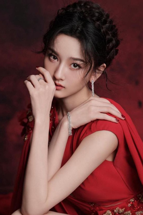 Tổ Nhi trên thảm đỏ.