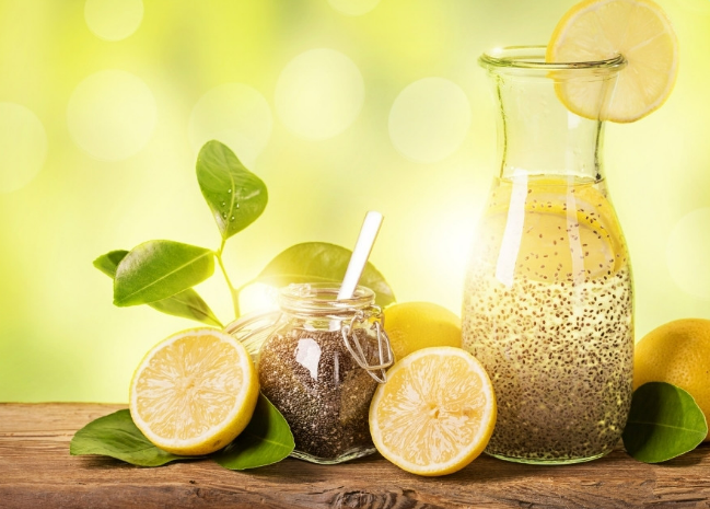 Việc bắt đầu ngày mới bằng một cốc nước chanh hạt chia có thể giúp giảm cân hiệu quả.