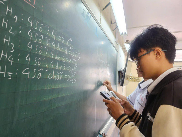 Học sinh TP HCM ôn tập tại trường trước các kỳ thi quan trọng. Ảnh: ĐẶNG TRINH