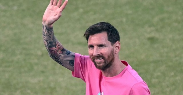 Danh tính bất ngờ của người tặng Messi chiếc đồ...