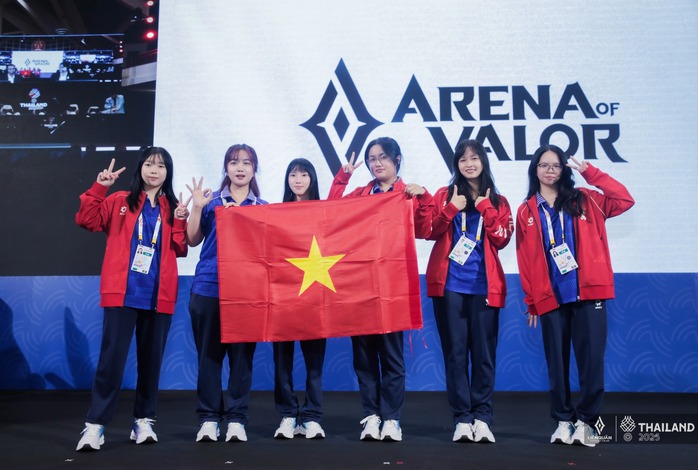 Thanh Duyên (bìa phải) là thành viên nhỏ tuổi nhất đội tuyển Liên Quân Mobile nữ năm 2025. Ảnh: Cao thủ Liên Quân