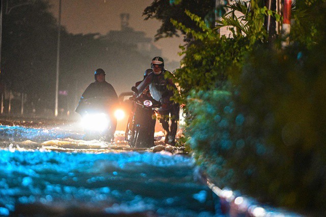 Cảnh ngập úng kéo dài nhiều ngày xảy ra vào đầu tháng 10/2025 tại Hà Nội.