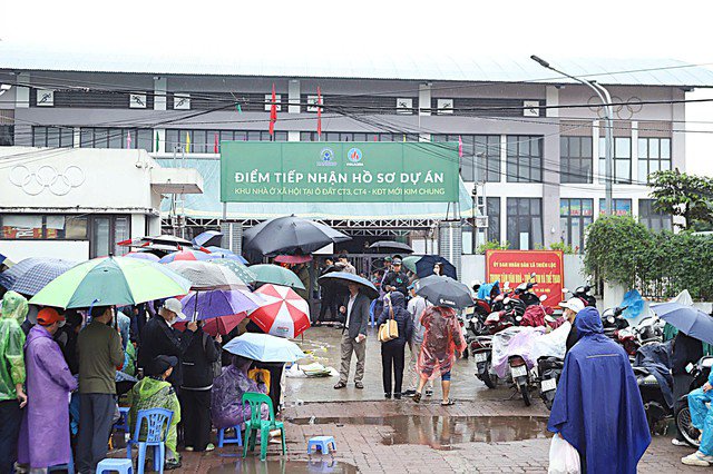 Cảnh người dân đội mưa xếp hàng chờ đến lượt đăng ký mua nhà ở xã hội Kim Chung (xã Thiên Lộc, Hà Nội) đợt giữa tháng 11/2025.