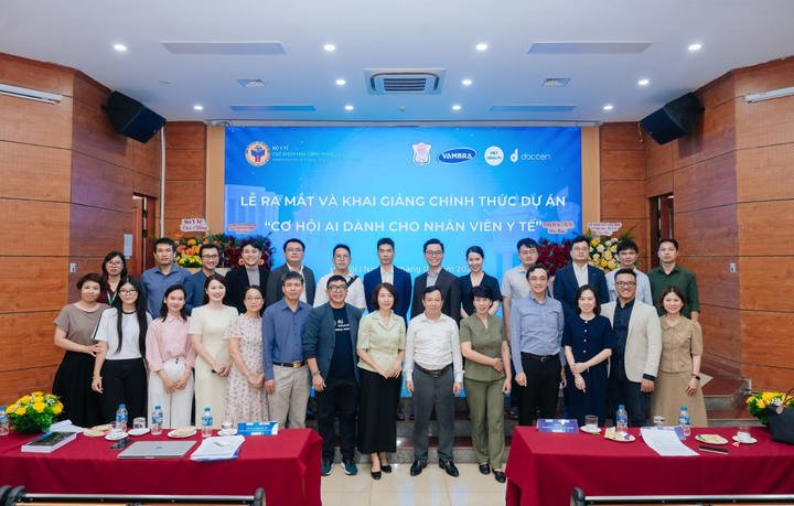 Bình (thứ 3 từ trái sang hàng trên) tham dự tại sự kiện ra mắt dự án “Cơ hội AI dành cho nhân viên y tế” tại trường Đại học Y Hà Nội, hồi tháng 7/2025.