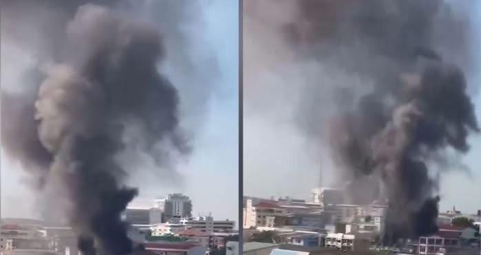 Hình ảnh được cho là các vụ nổ do bom từ chiến đấu cơ F-16 của Thái Lan thả xuống tỉnh Banteay Meanchey của Campuchia - Ảnh: PHNOM PENH POST