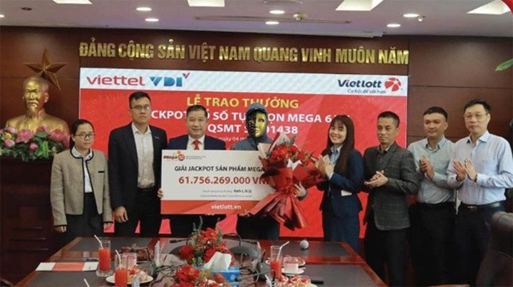 Anh Q nhận giải Jackpot gần 62 tỷ đồng. (Ảnh: Vietlott)