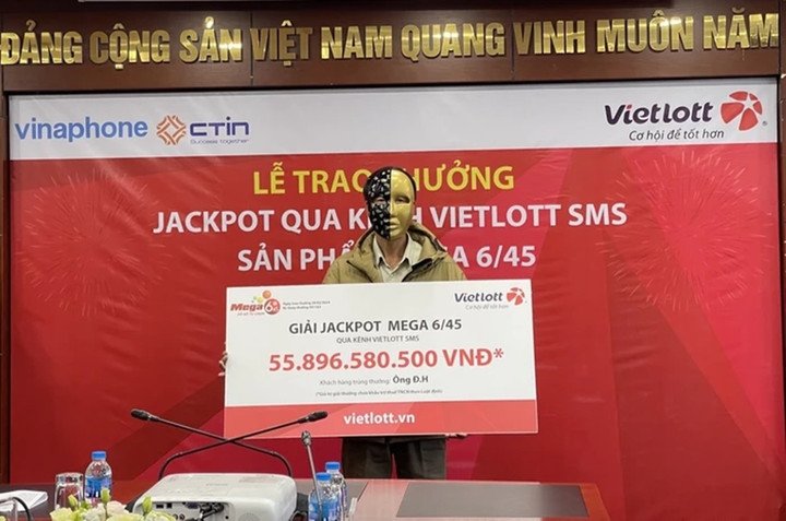 Ông Đ.H nhận giải Jackpot. (Ảnh: Vietlott)