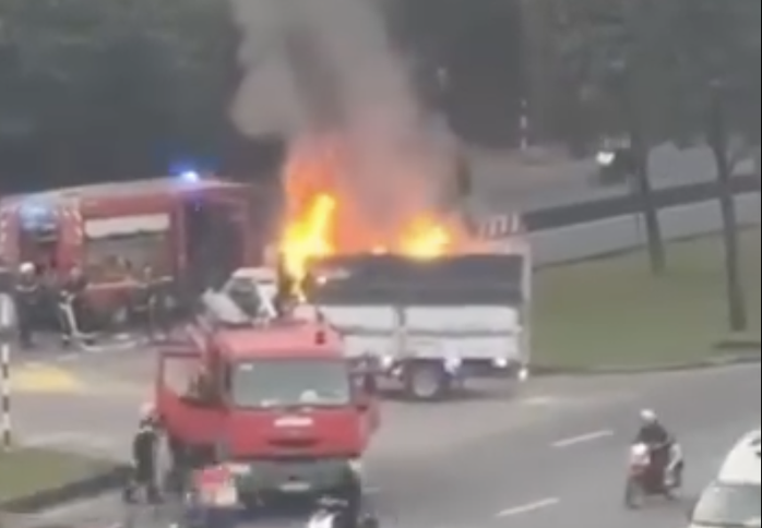 Xe tải bị bốc cháy.