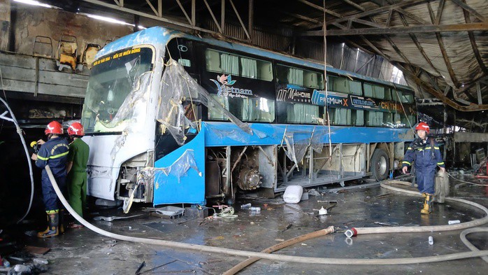 Nhờ được dập lửa kịp thời, một xe khách may mắn chưa bị cháy