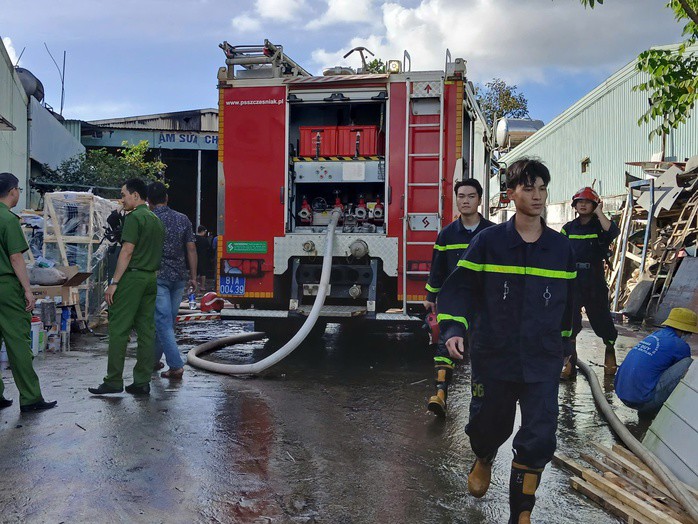 Phòng Cảnh sát PCCC-CHCN đã huy động nhiều phương tiện cùng hàng chục chiến sĩ tới hiện trường dập tắt đám cháy