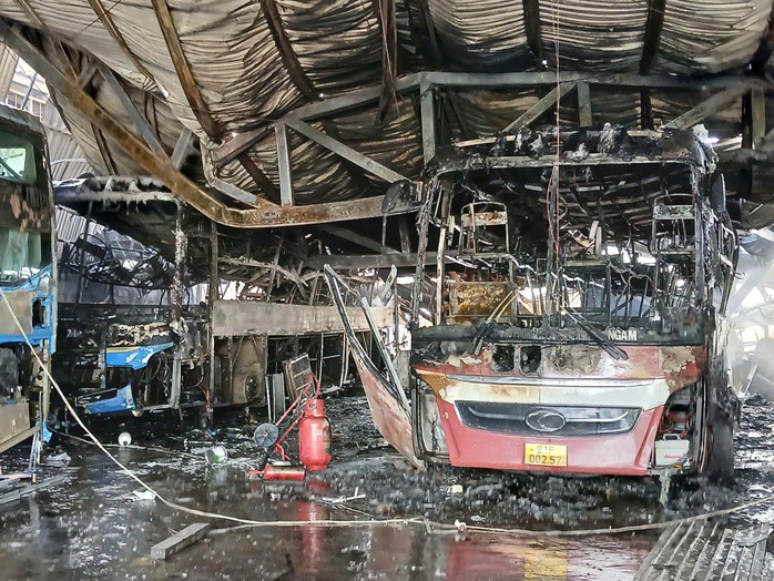 Hai xe khách bị thiêu rụi hoàn toàn