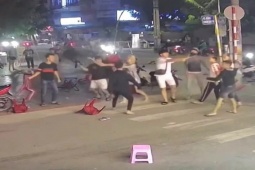 [CLIP] Nhóm người ập vào quán hủ tiếu đánh nhau tơi bời rồi nói ‘nhầm mục tiêu’
