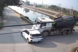 Xe bồn húc bay ô tô con khi qua ngã tư