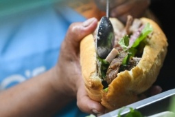 Dứt áo rời phố lớn, chủ quán bánh mì tiết kiệm 30 triệu đồng mỗi tháng