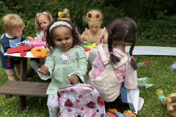 Kiếm bộn tiền nhờ 'làm mẹ' 20 con búp bê