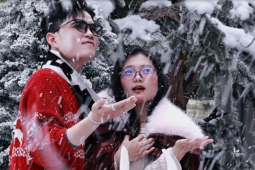 Hàng quán ở TP.HCM rực rỡ không khí Giáng sinh, giới trẻ đua nhau check-in