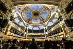 Bên trong Nhà hát Lớn Hà Nội trước khi đóng cửa hai năm