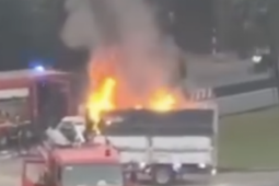 Thùng xe bốc cháy, tài xế xe tải chạy thẳng đến trụ sở cảnh sát nhờ giúp đỡ