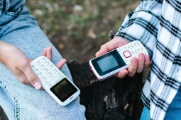 Khi người trẻ vứt bỏ iPhone để quay về thời "đồ đá" với Dumb Phone