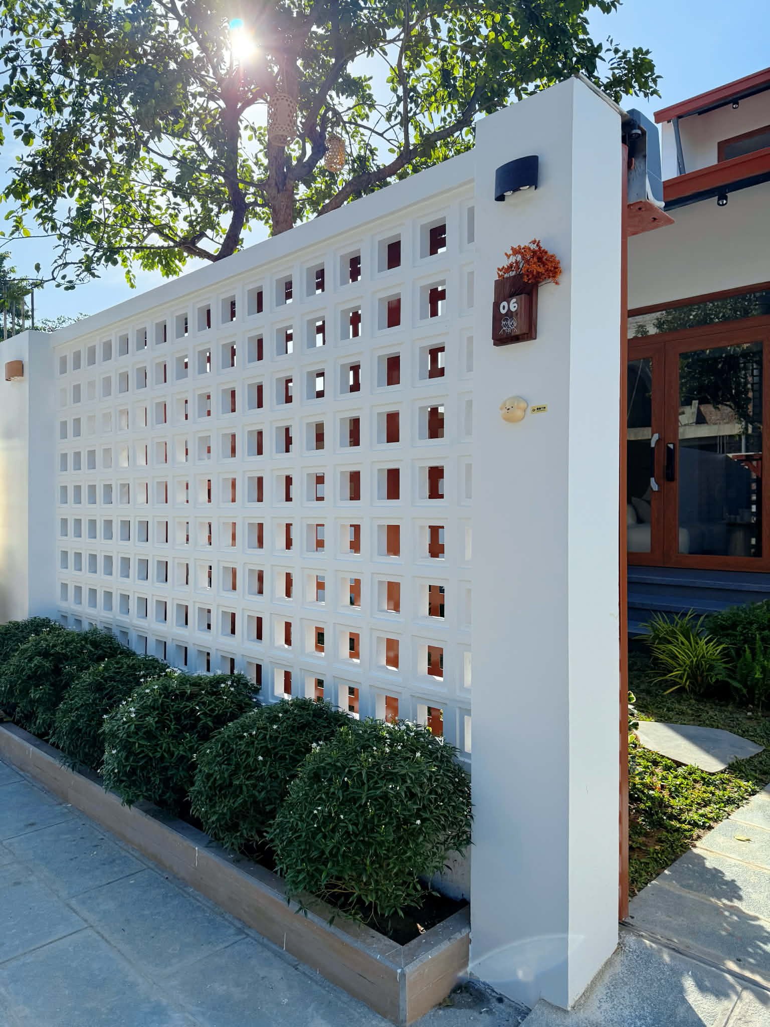 Đôi vợ chồng trẻ hướng đến phong cách tối giản, chọn gam màu chủ đạo là trắng – nâu gỗ cho ngôi nhà