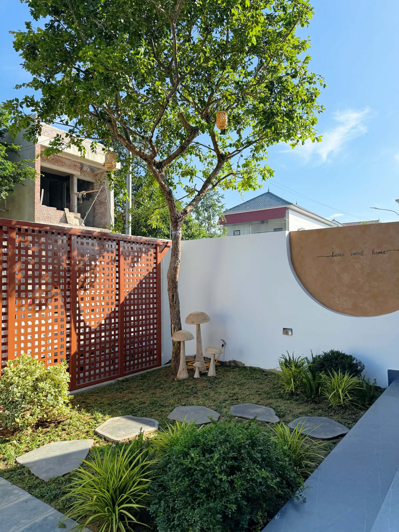 Đôi vợ chồng trẻ hướng đến phong cách tối giản, chọn gam màu chủ đạo là trắng – nâu gỗ cho ngôi nhà