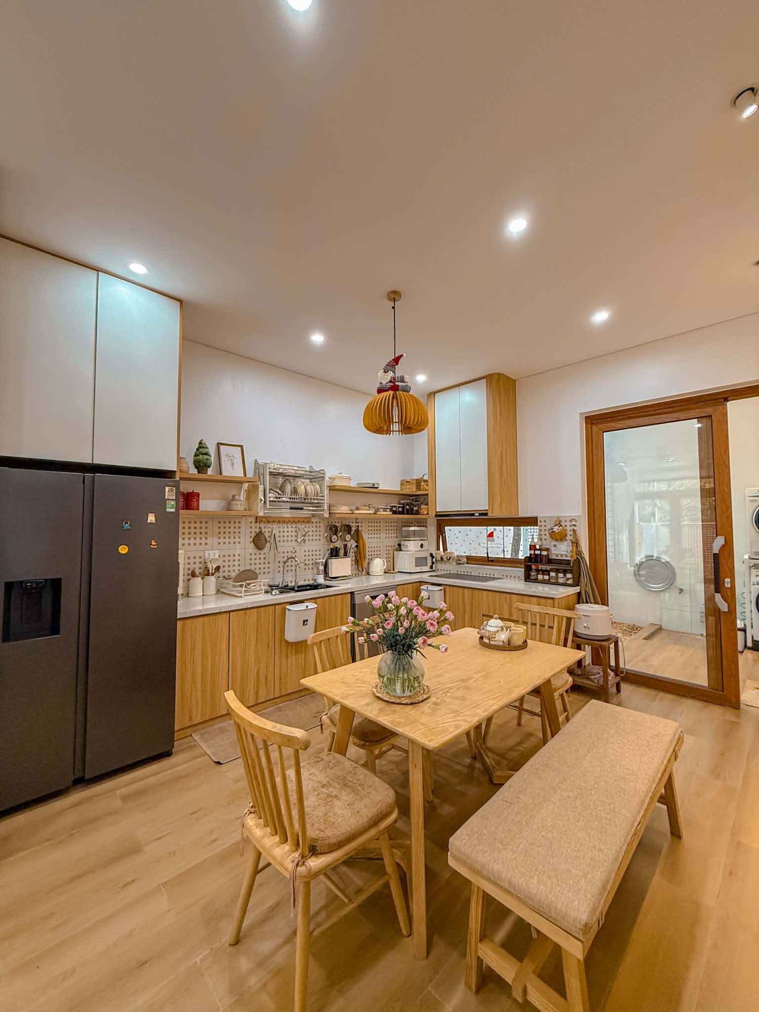 Gia chủ tự tìm mẫu cho toàn bộ nội thất và đặt làm theo ý tưởng, kích thước cho phù hợp với không gian