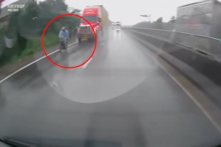 Clip: Kinh hoàng người đi xe máy bị container đâm văng trên đường