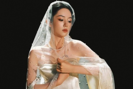 Váy áo quá cầu kỳ, sao Hoa ngữ gặp "kiếp nạn" trên thảm đỏ Tinh Quang Đại Thưởng