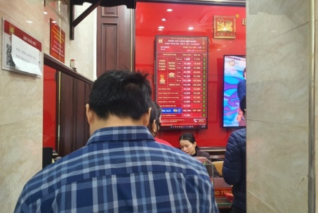Giá vàng chiều 22/12: Phá đỉnh lịch sử, người dân xếp hàng đi bán, tiệm vàng có động thái bất ngờ