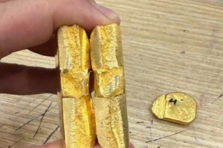 Vàng giả độn vonfram tái xuất, khó phân biệt bằng mắt thường