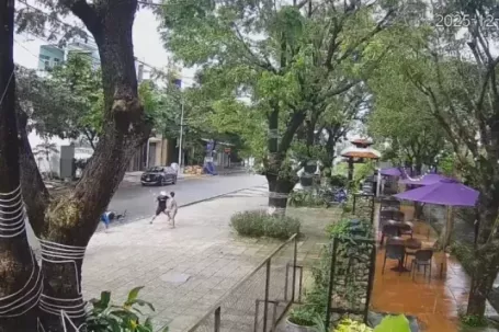 Xác minh vụ người đàn ông chặn xe, hành hung 3 đứa trẻ giữa đường ở Quảng Ngãi