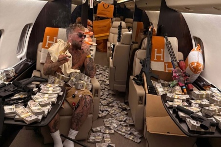 Jake Paul bị Joshua đấm vỡ hàm răng vẫn ngông, khoe tiền trải kín máy bay & 6 khẩu súng