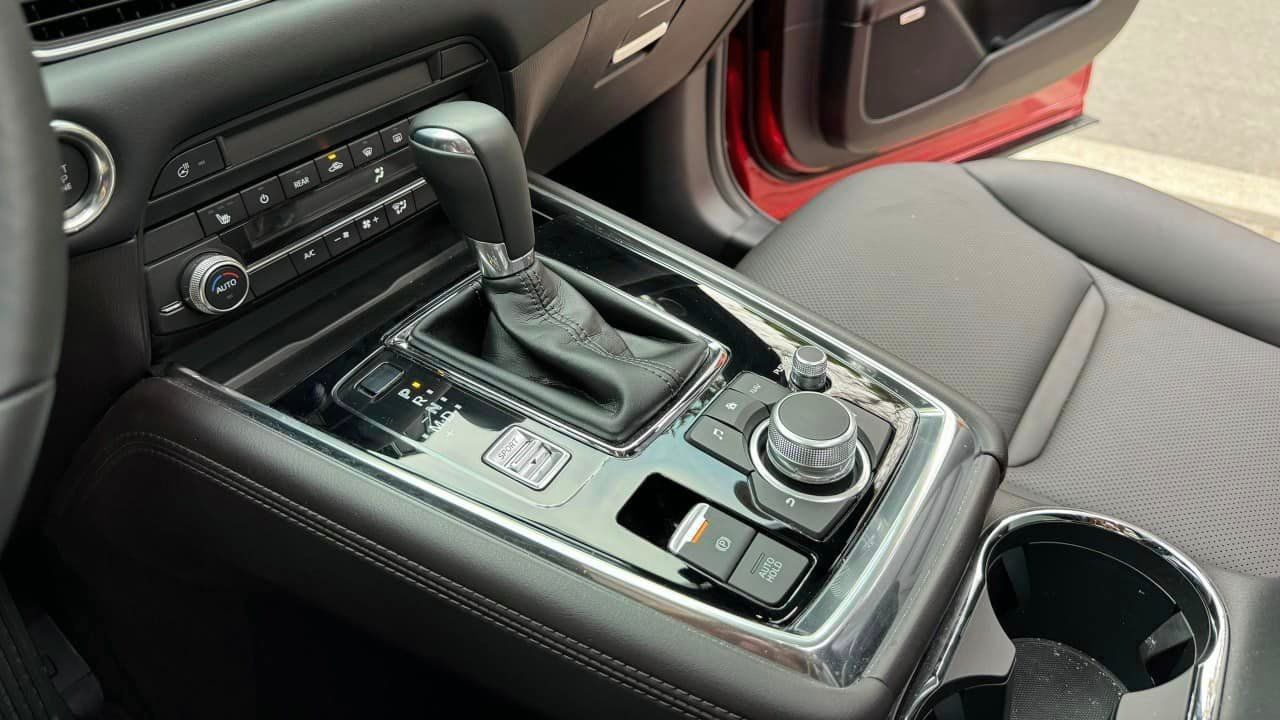 Xe được trang bị&nbsp;hộp số tự động 6 cấp và chế độ lái thể thao.