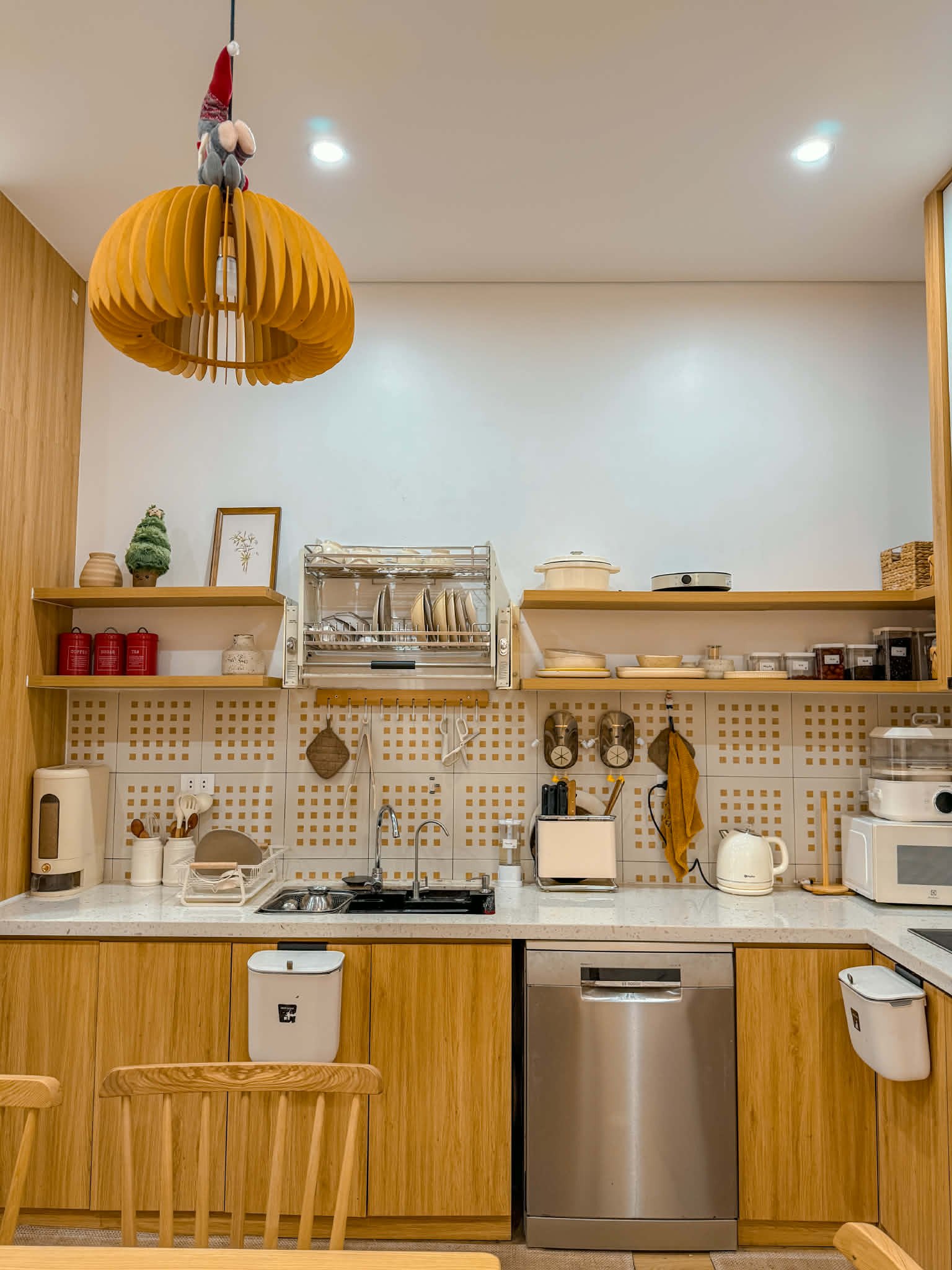 Tông màu tinh tế và thiết kế cách điệu giúp ngôi nhà của vợ chồng chị Thuận trở nên nổi bật giữa những công trình truyền thống ở địa phương