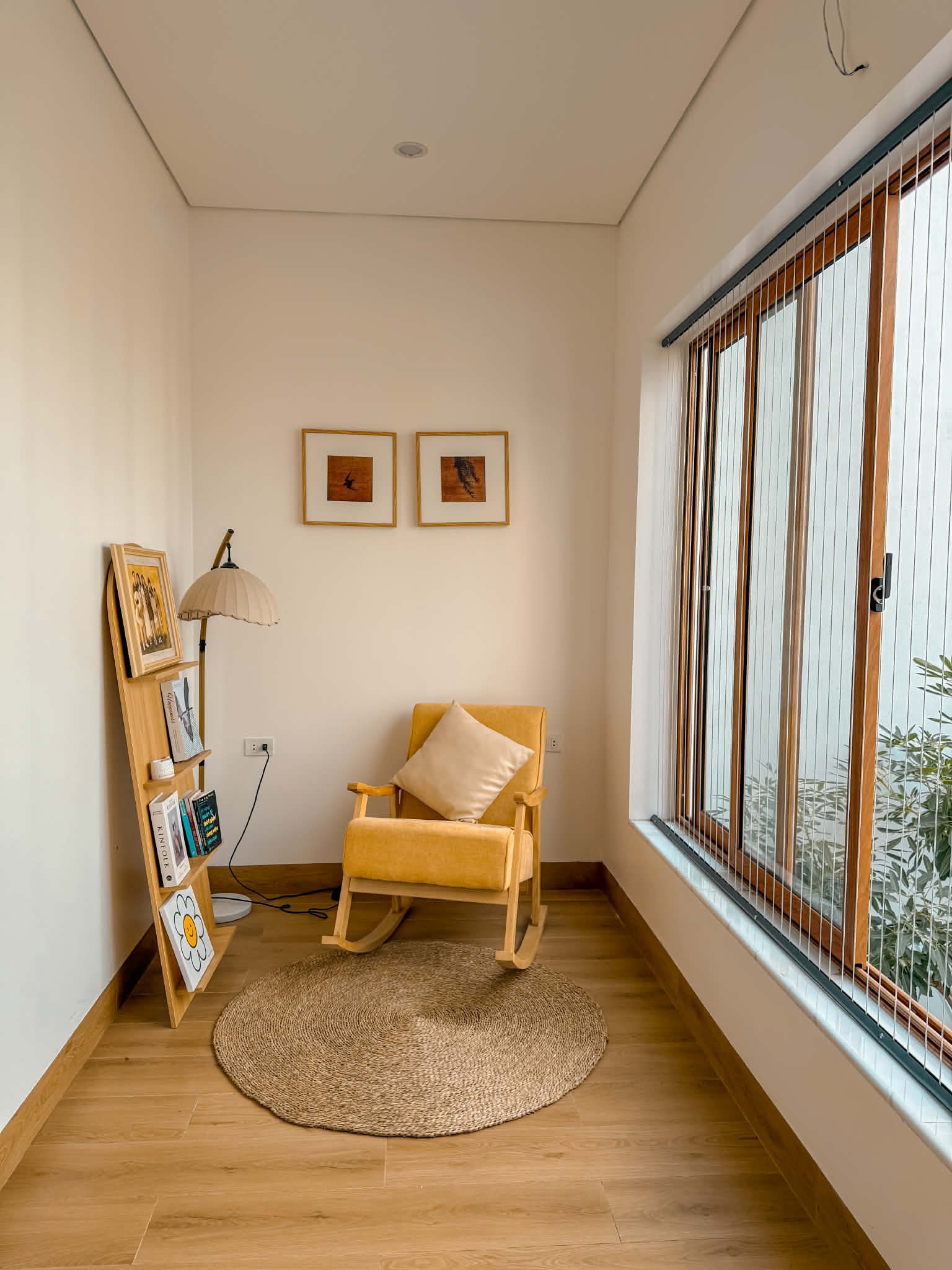 Tông màu tinh tế và thiết kế cách điệu giúp ngôi nhà của vợ chồng chị Thuận trở nên nổi bật giữa những công trình truyền thống ở địa phương