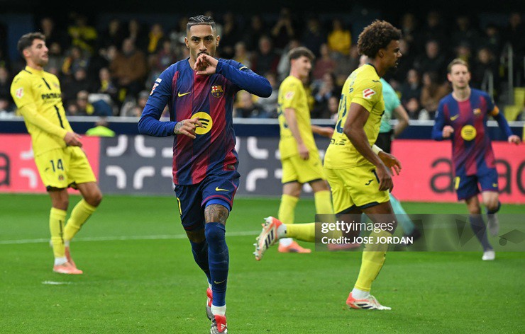 Raphinha ăn mừng bàn thắng vào lưới Villarreal sau khi ghi bàn từ chấm phạt đền do chính anh kiếm được