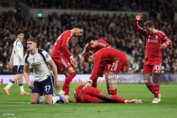 Isak dính chấn thương nặng sau pha vào bóng của Van de Ven