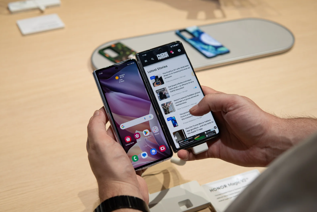 Samsung Galaxy Z Fold 5 và&nbsp;Honor Magic V2.&nbsp;