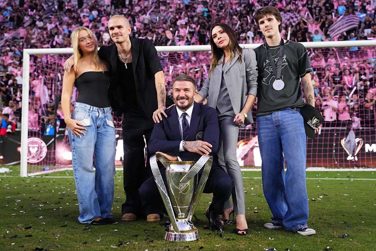 David Beckham ăn mừng chức vô địch MLS Cup cùng Victoria, Cruz, Romeo và Harper, không có sự xuất hiện của Brooklyn