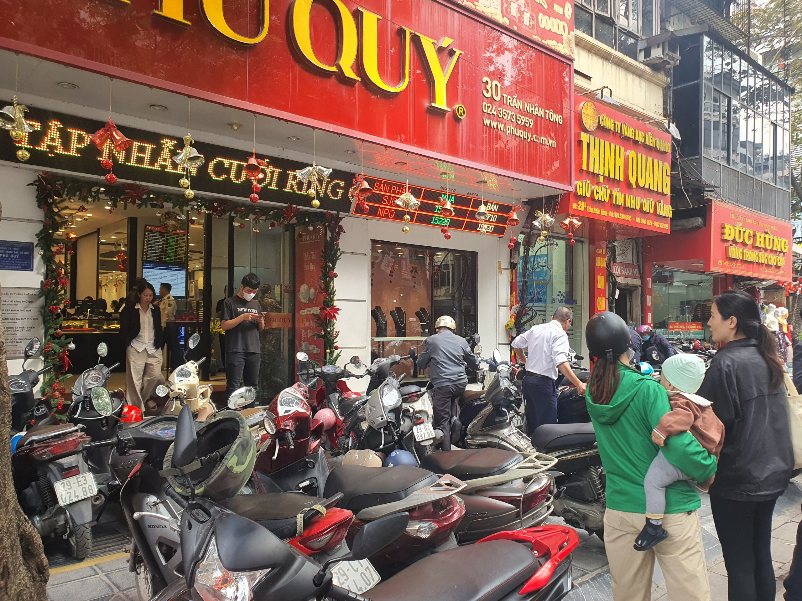 Giá vàng tăng mạnh, một số tiệm vàng lớn có rất đông người đến giao dịch.