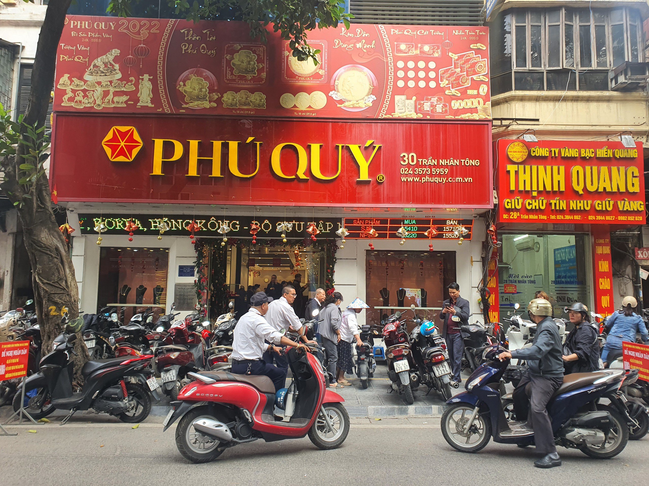 Phố vàng nhộn nhịp mua bán nhưng không còn cảnh xếp hàng dài ngoài vỉa hè như trước.