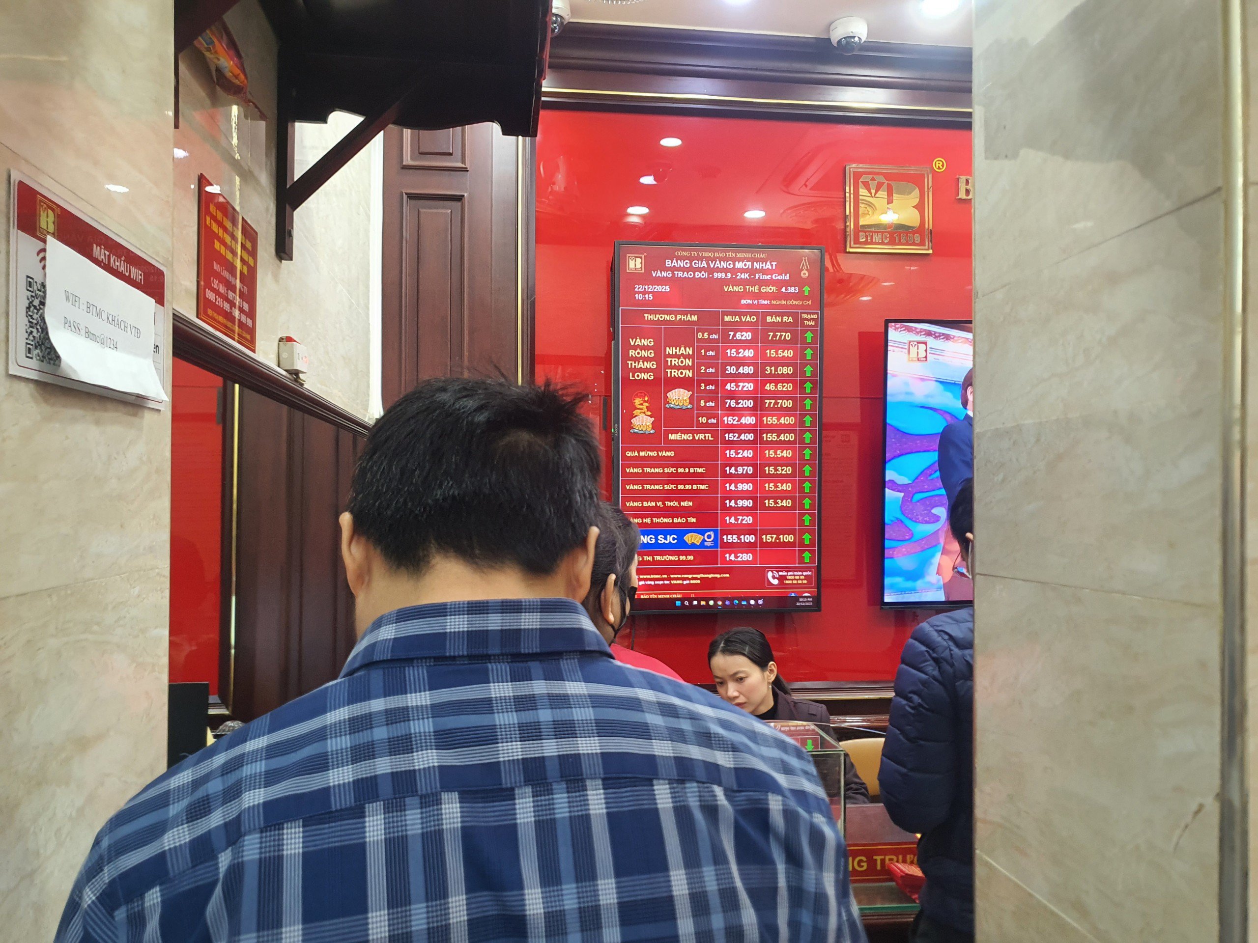 Đa số người dân mang vàng đi bán trong hôm nay.