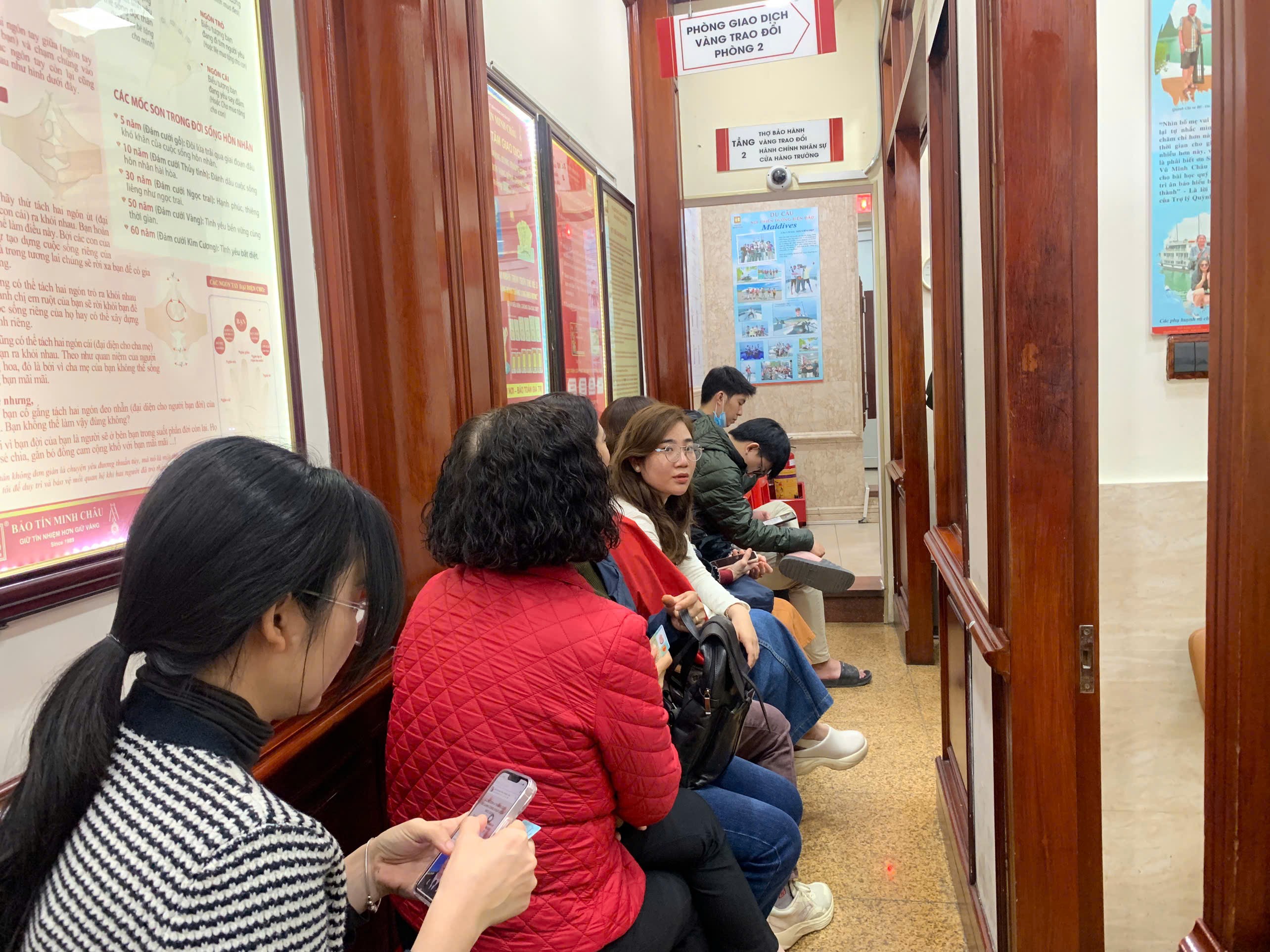 Chủ yếu là khách đến bán vàng.