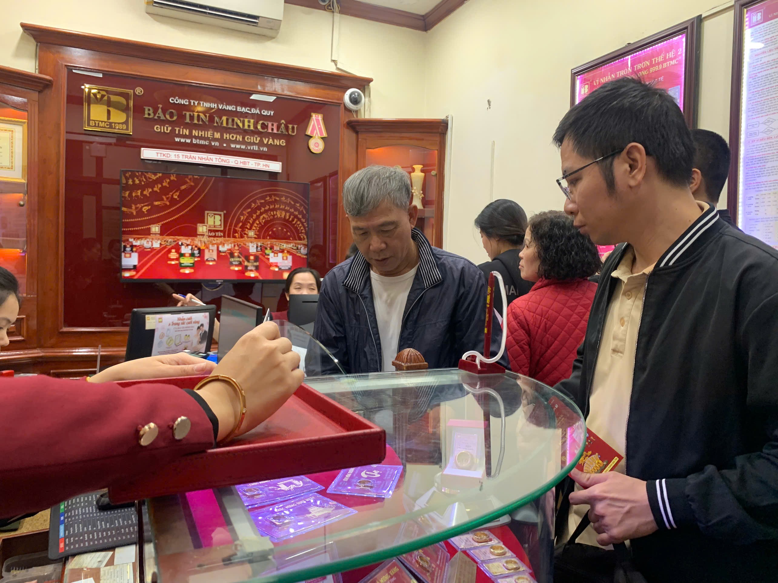 Người bán&nbsp;xếp hàng cùng người đi mua vàng, không được ưu tiên như trước.
