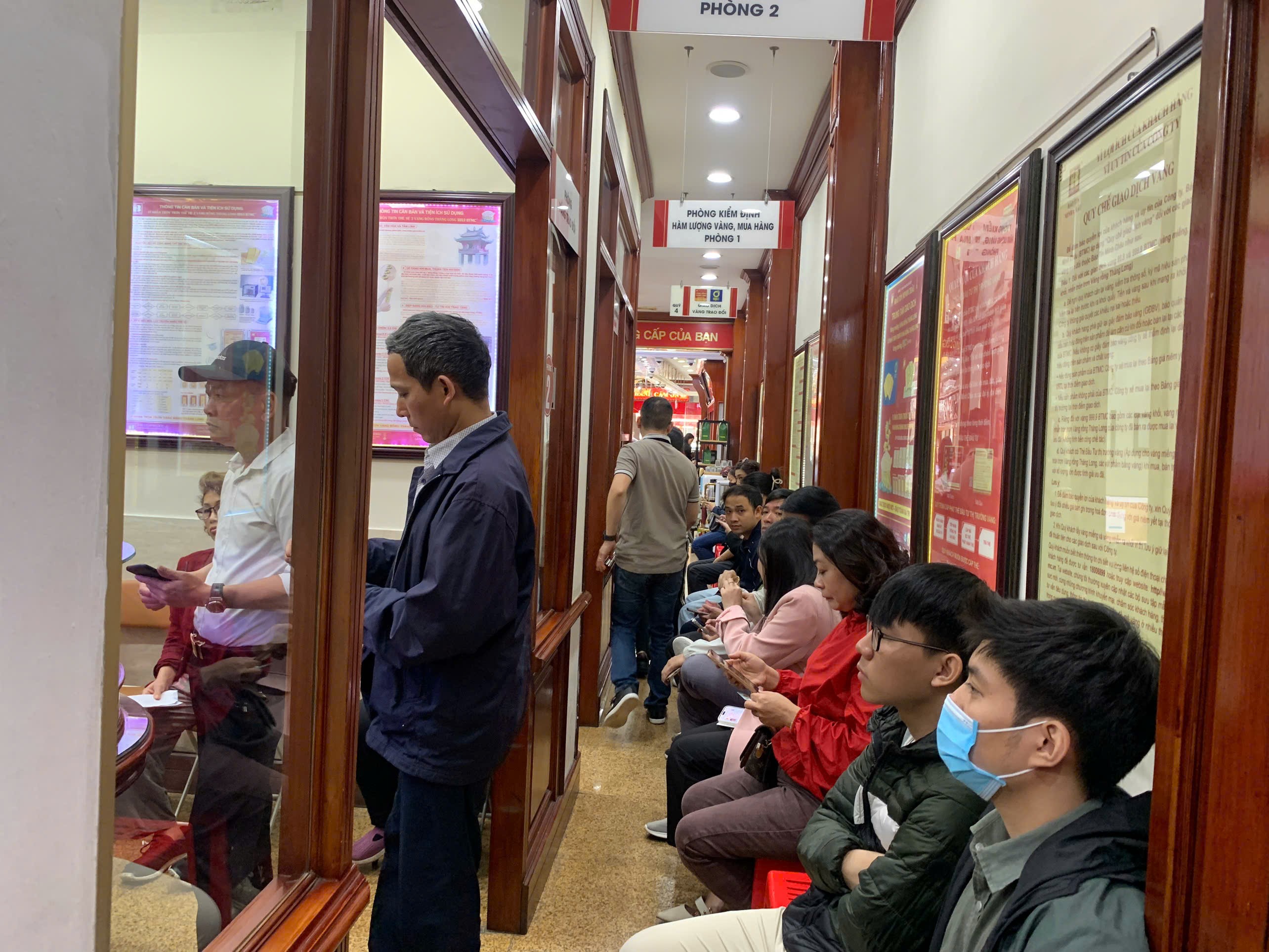 Người dân xếp hàng dài chờ mua bán.