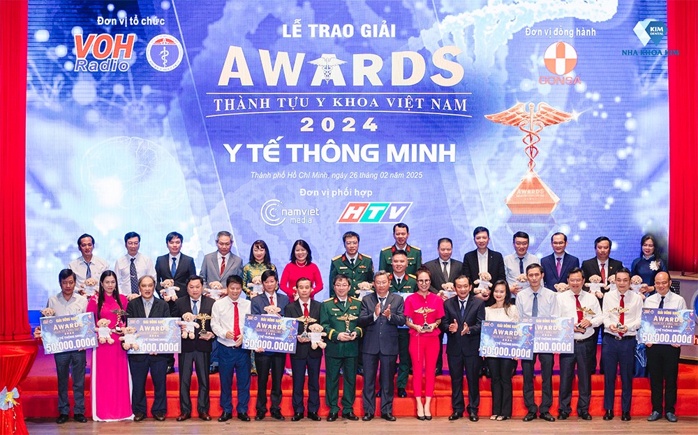 Nha Khoa Kim vinh dự được Sở Y Tế TP.HCM trao tặng giải thưởng “Thành Tựu Y Khoa Việt Nam – Y Tế Thông Minh”, ghi nhận những đóng góp nổi bật cho cộng đồng.