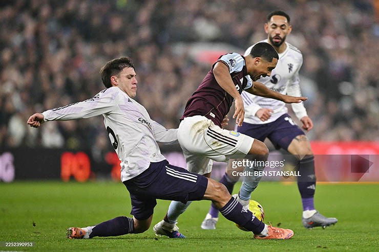 Ugarte chơi khá tệ trong màu áo MU