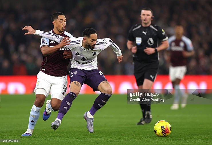 MU (áo trắng) gặp khó trên sân của Aston Villa