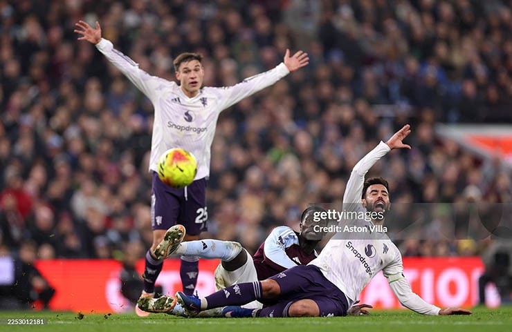 Pha vào bóng thô bạo của Onana với Fernandes